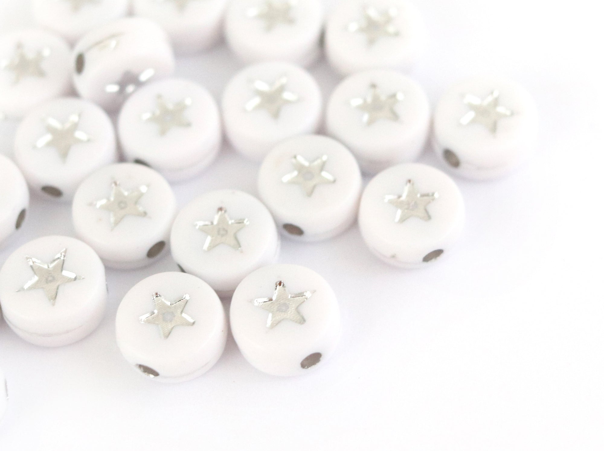 Achat 20 perles rondes en plastique -  étoiles - argenté et blanc