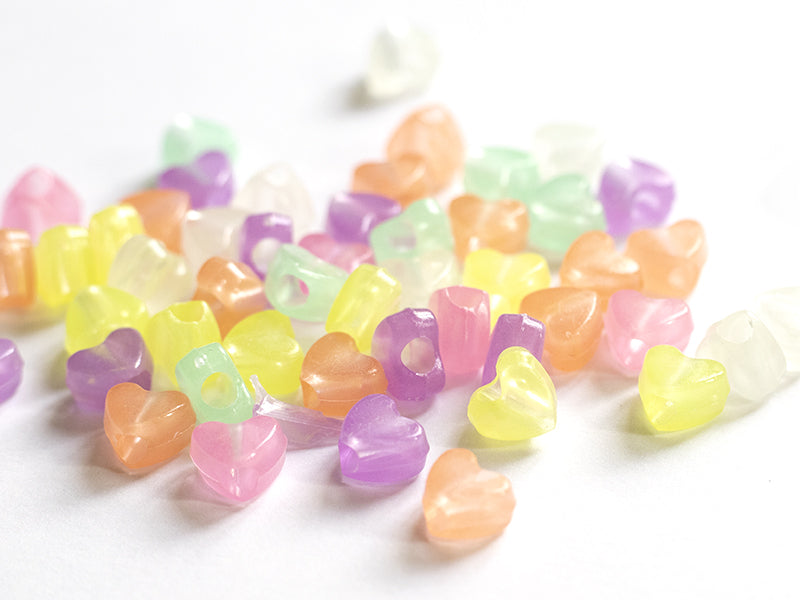 achat 50 perles en plastique - cœurs - phosphorescent / brille dans le noir