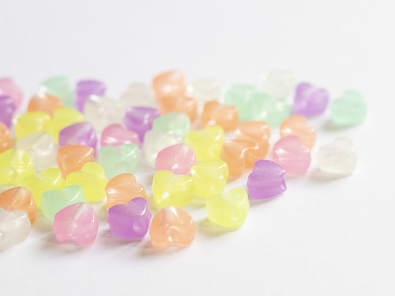achat 50 perles en plastique - cœurs - phosphorescent / brille dans le noir