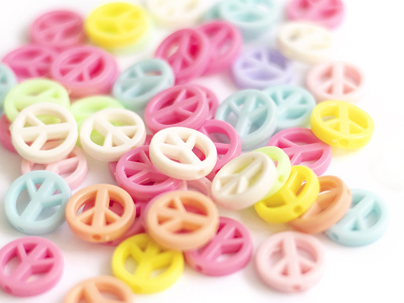 achat 50 perles en plastique - peace and love - pastelles