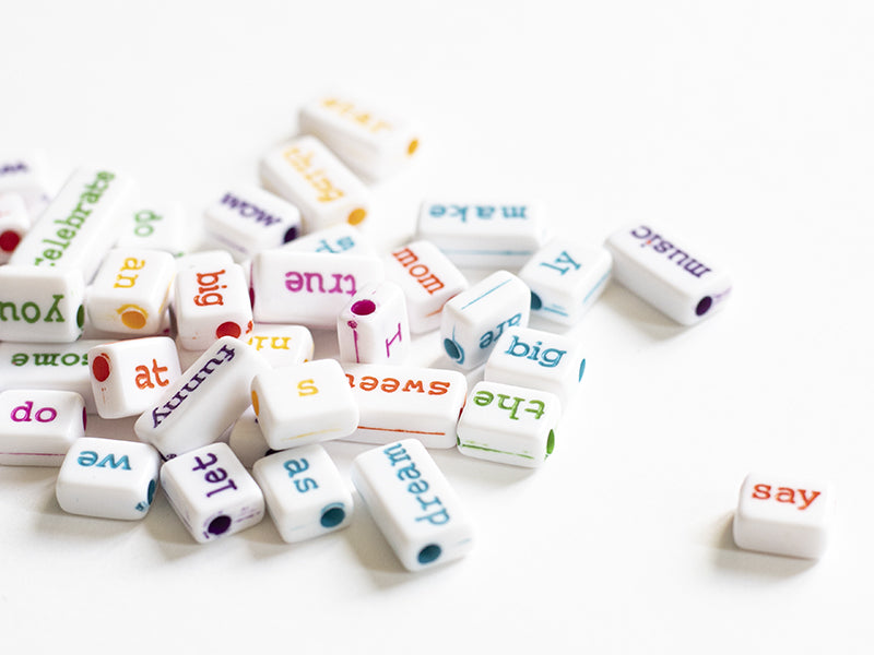 achat 50 perles en plastique  - mots  multicolore