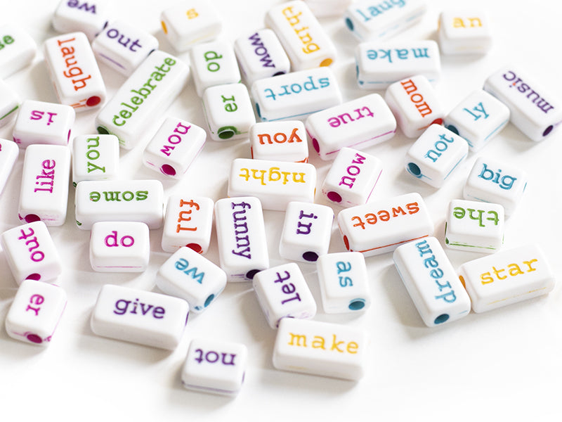 achat 50 perles en plastique  - mots  multicolore