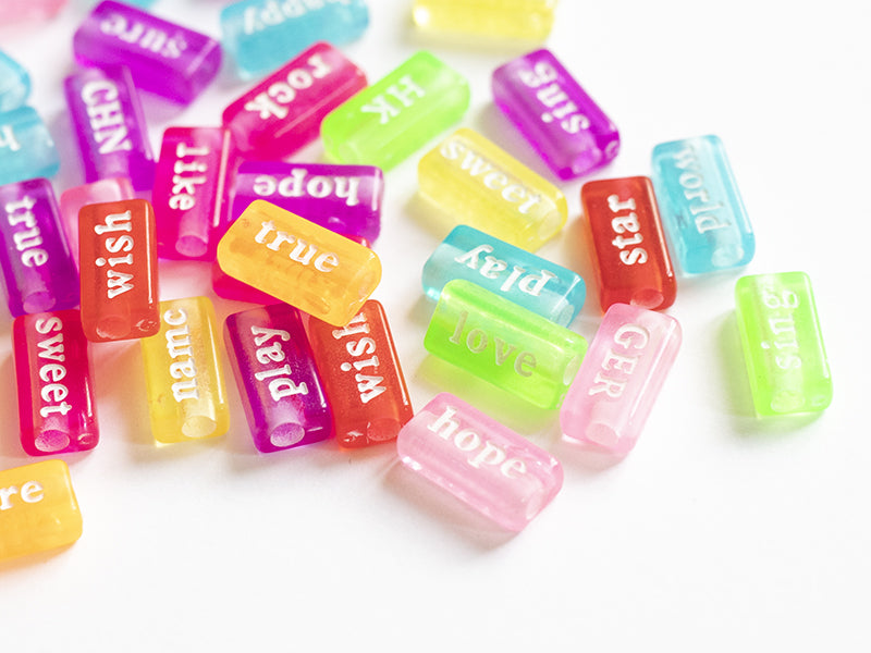 achat 50 perles en plastique  - mots flashy multicolore