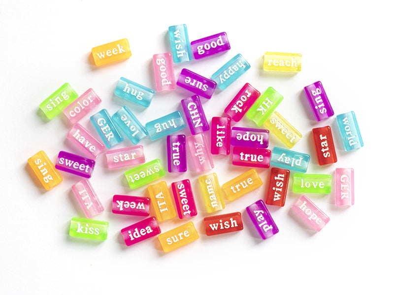 achat 50 perles en plastique  - mots flashy multicolore