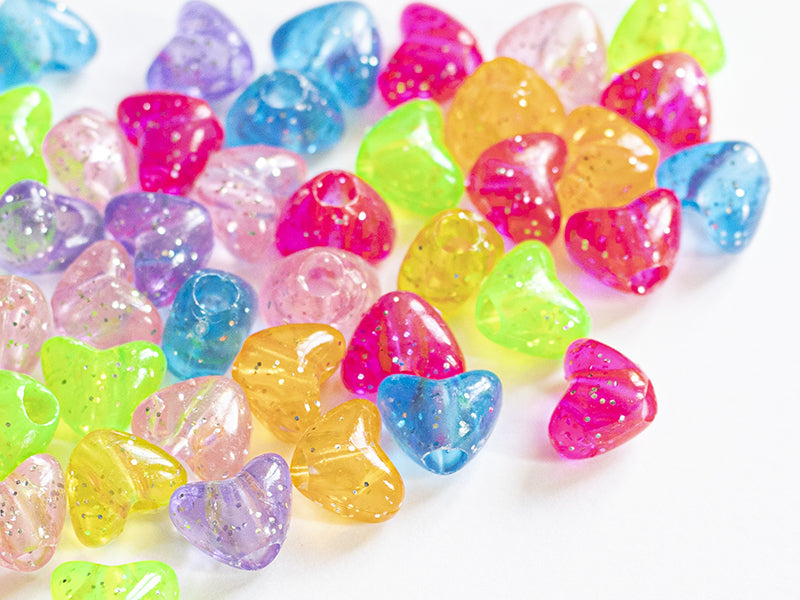 achat 50 perles en plastique- cœurs pailletés - multicolore
