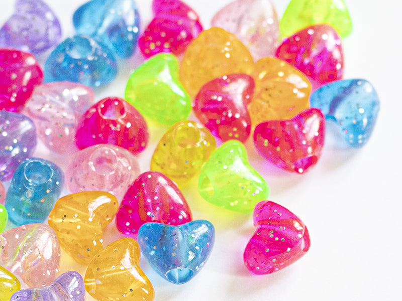 achat 50 perles en plastique- cœurs pailletés - multicolore