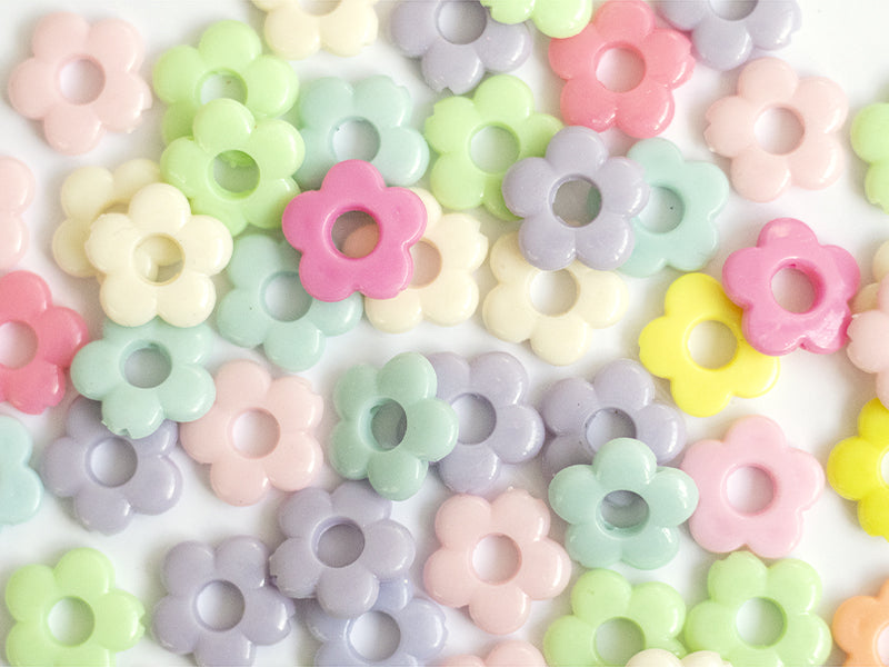 achat 50 perles fleurs évidées en plastique - multicolore