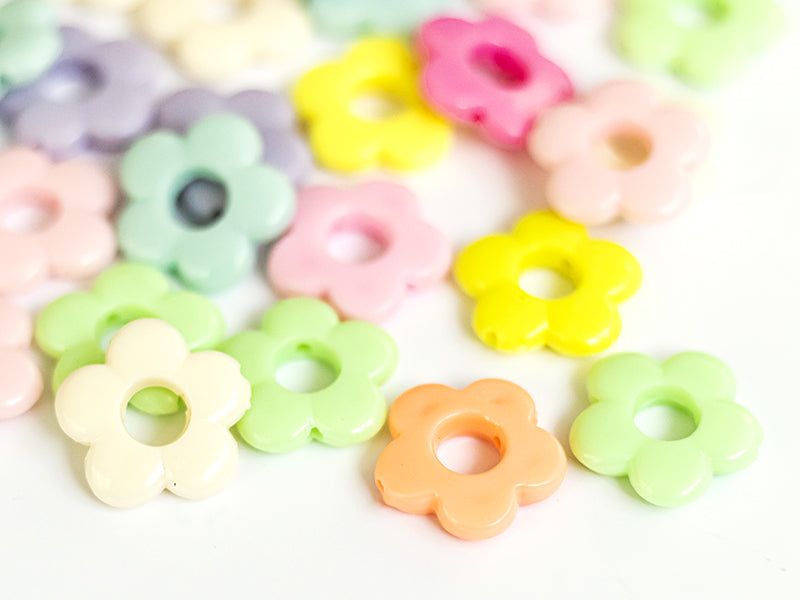 achat 50 perles fleurs évidées en plastique - multicolore
