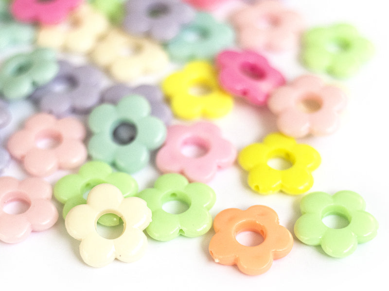 achat 50 perles fleurs évidées en plastique - multicolore