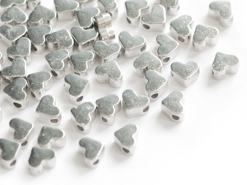 Achat 50 petites perles en plastique - cœurs argentés
