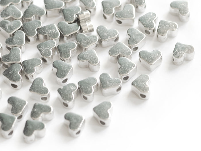 Achat 50 petites perles en plastique - cœurs argentés