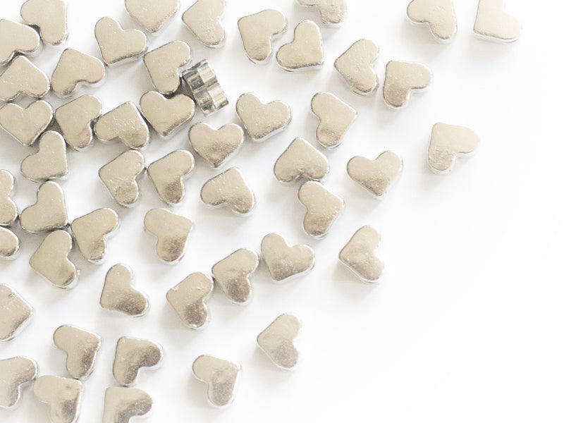 achat 50 petites perles en plastique - cœurs argentés