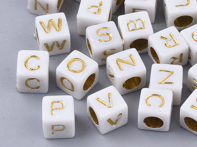 achat 200 mini perles carrées - cubes en plastique - lettres alphabet - blanc et doré - 4,5 mm