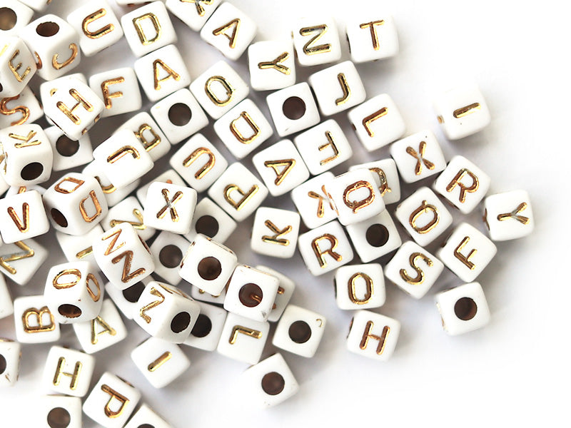 Achat 200 mini perles carrées - cubes en plastique - lettres alphabet - blanc et doré - 4,5 mm