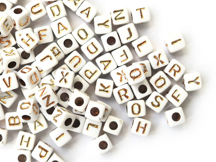 Achat 200 mini perles carrées - cubes en plastique - lettres alphabet - blanc et doré - 4,5 mm