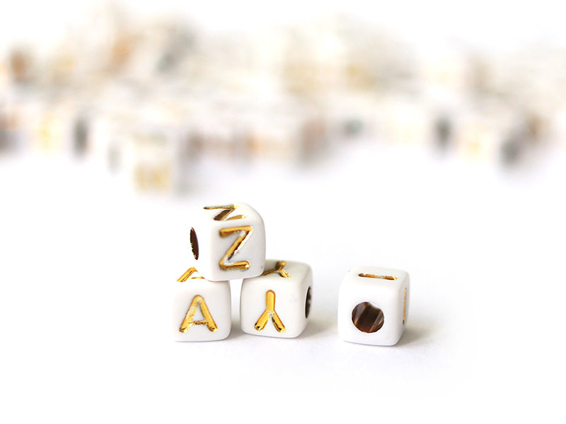 achat 200 mini perles carrées - cubes en plastique - lettres alphabet - blanc et doré - 4,5 mm