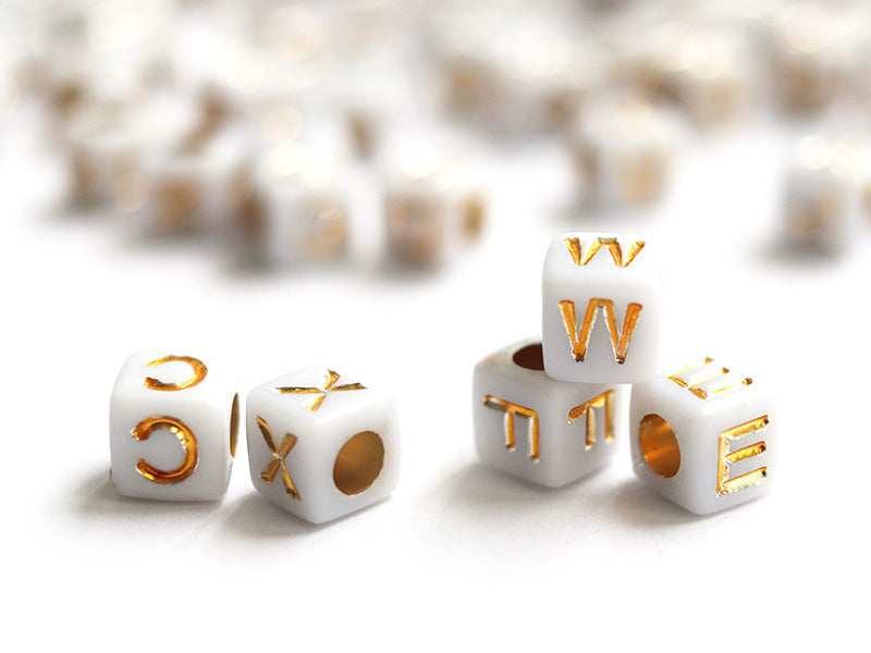 achat 200 perles carrées - cubes en plastique - lettres alphabet - doré et blanc - 6 mm