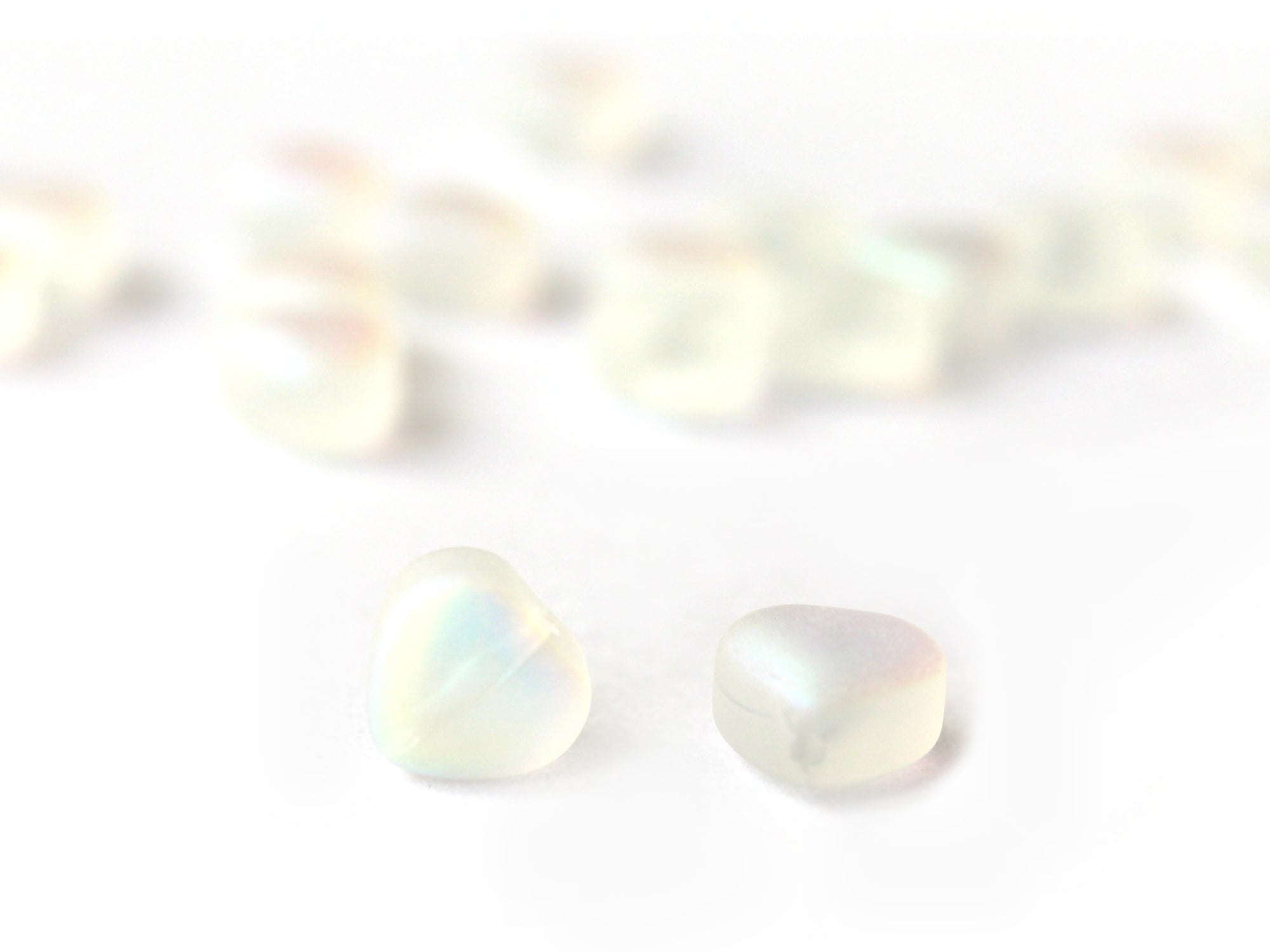 Achat 20 perles en verre - petit coeur blanc irisé - 6 mm