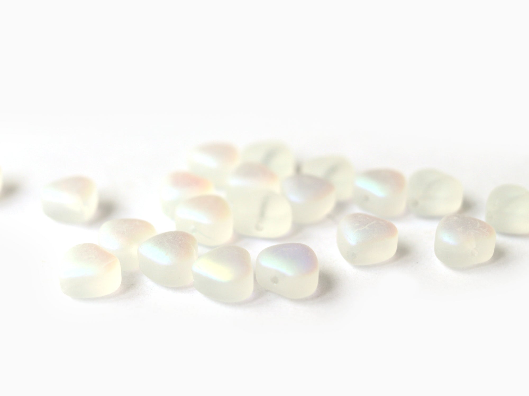 achat 20 perles en verre - petit coeur blanc irisé - 6 mm