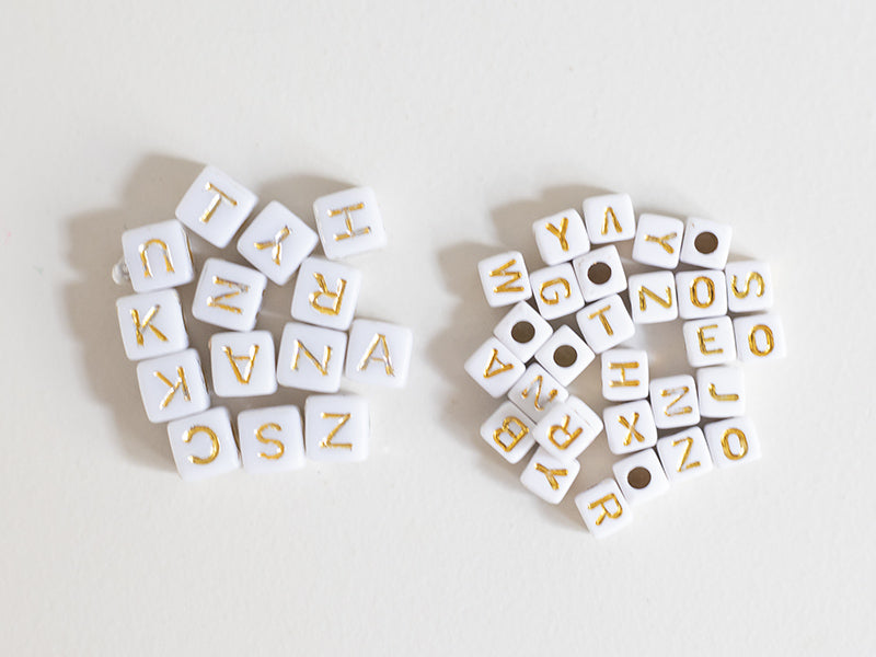 achat 200 mini perles carrées - cubes en plastique - lettres alphabet - blanc et doré - 4,5 mm