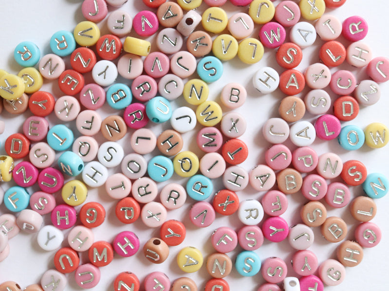 Achat Lot de 200 perles rondes colorées lettres alphabet - argenté