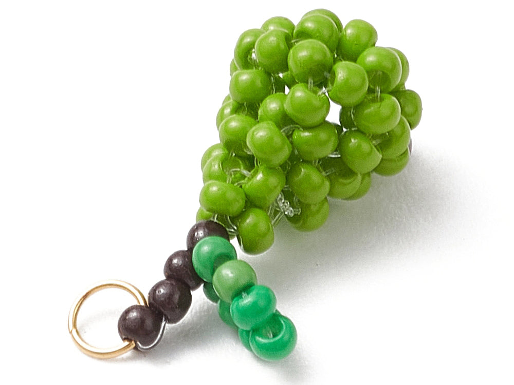 Breloque poire verte en perles de verre