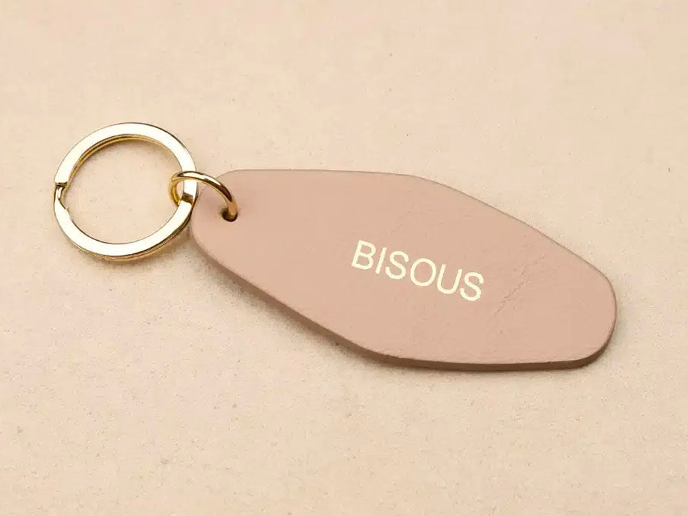 achat Porte-clés BISOUS en cuir taupe - Les Cléias