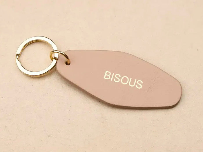 Achat Porte-clés BISOUS en cuir taupe - Les Cléias