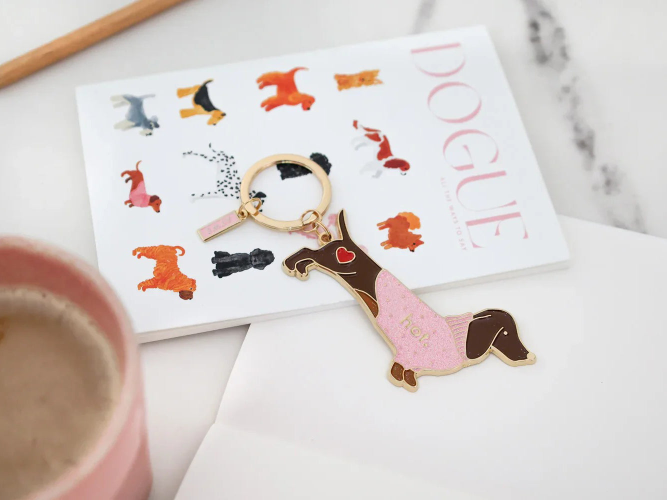 Porte-clés en émail - Hot Daschund - ATWS