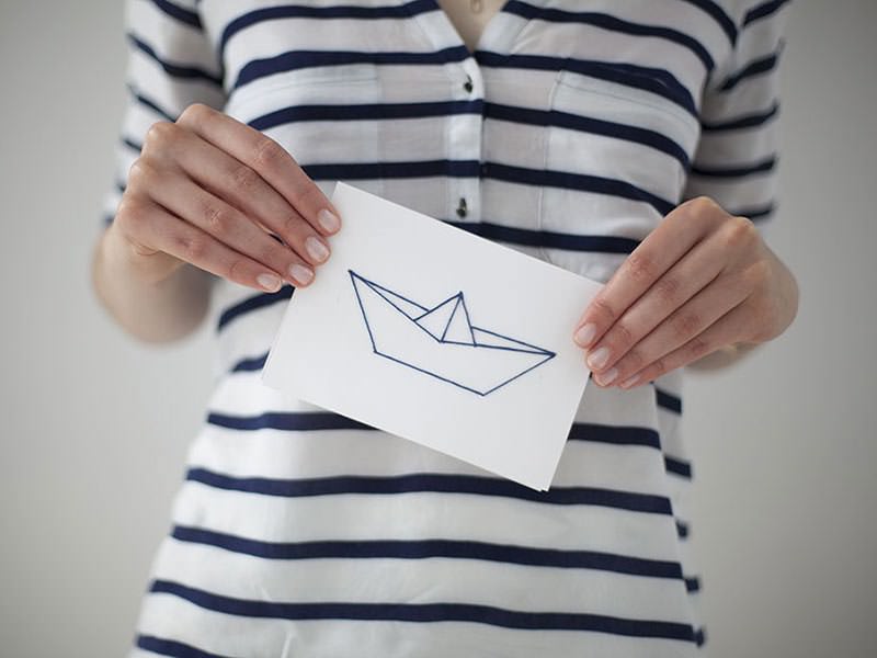 La carte brodée bateau en origami