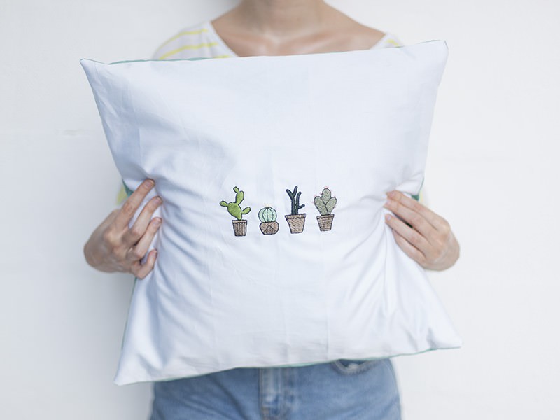 Le coussin brodé de cactus
