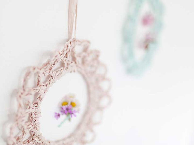 Un cadre en crochet printanier