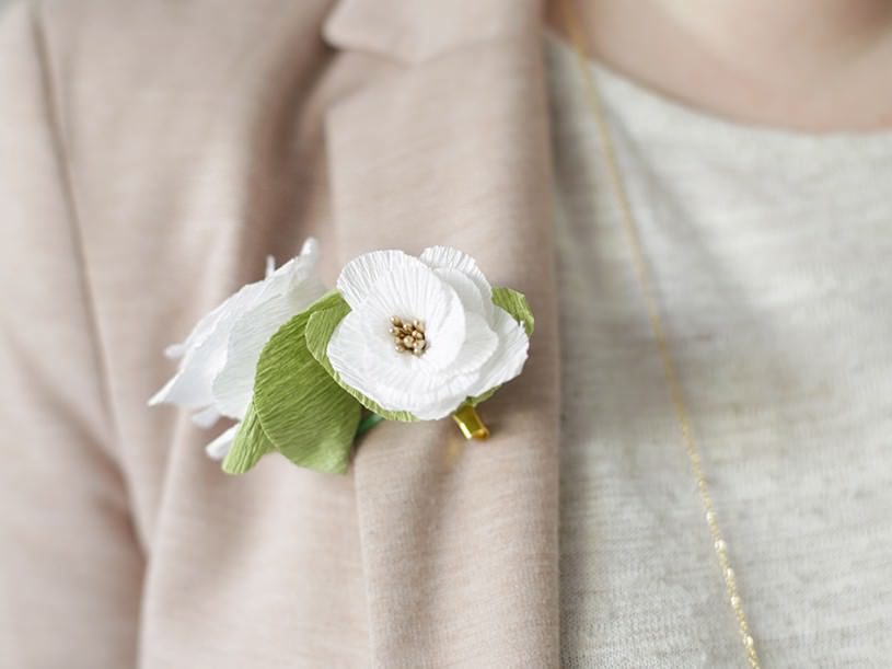 La broche fleur en papier crépon
