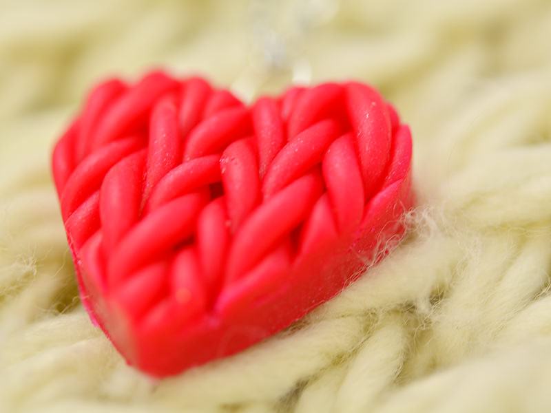 Le collier coeur en tricot de Saint Valentin