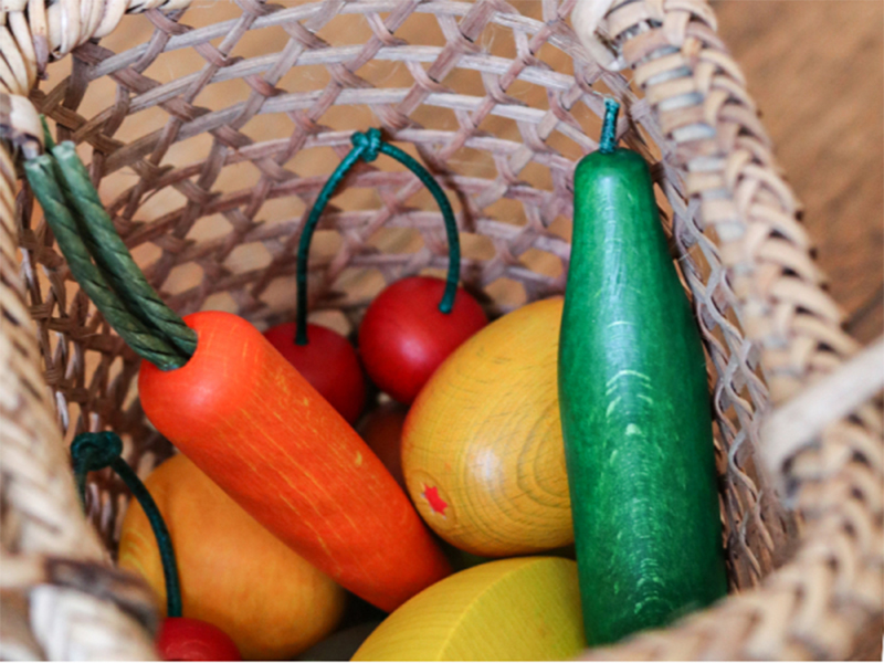 fruits et légumes en bois dans un panier