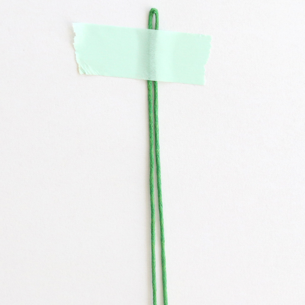 macramé noeud plat - fixer le fil de trame