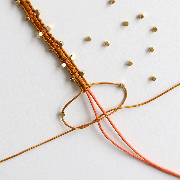 idée de bracelet en macramé - inclusions de perles extérieur