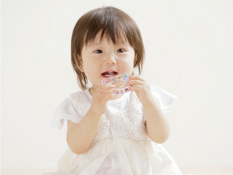 petite fille qui se brosse les dents avec une brosse à dents Hamico Baby