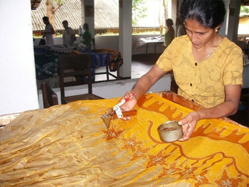 femme pratiquant de la peinture sur soie à la cire