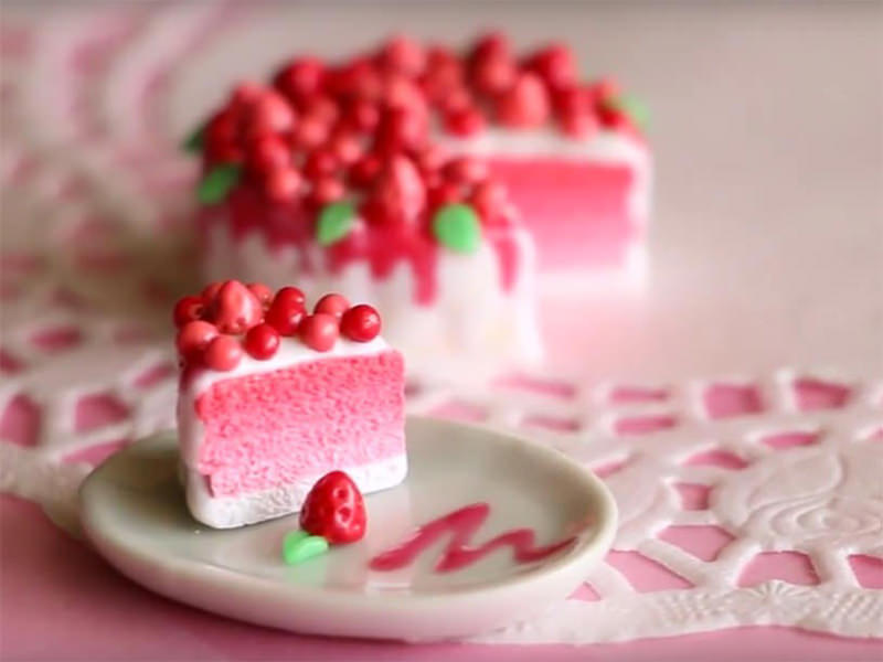 Le gâteau aux fruits rouges