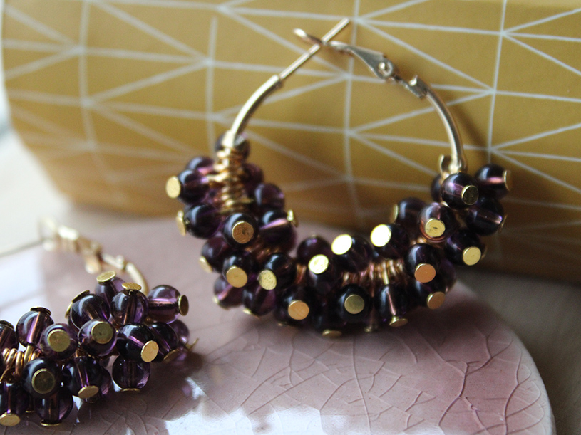 Les boucles d'oreilles grappes de perles